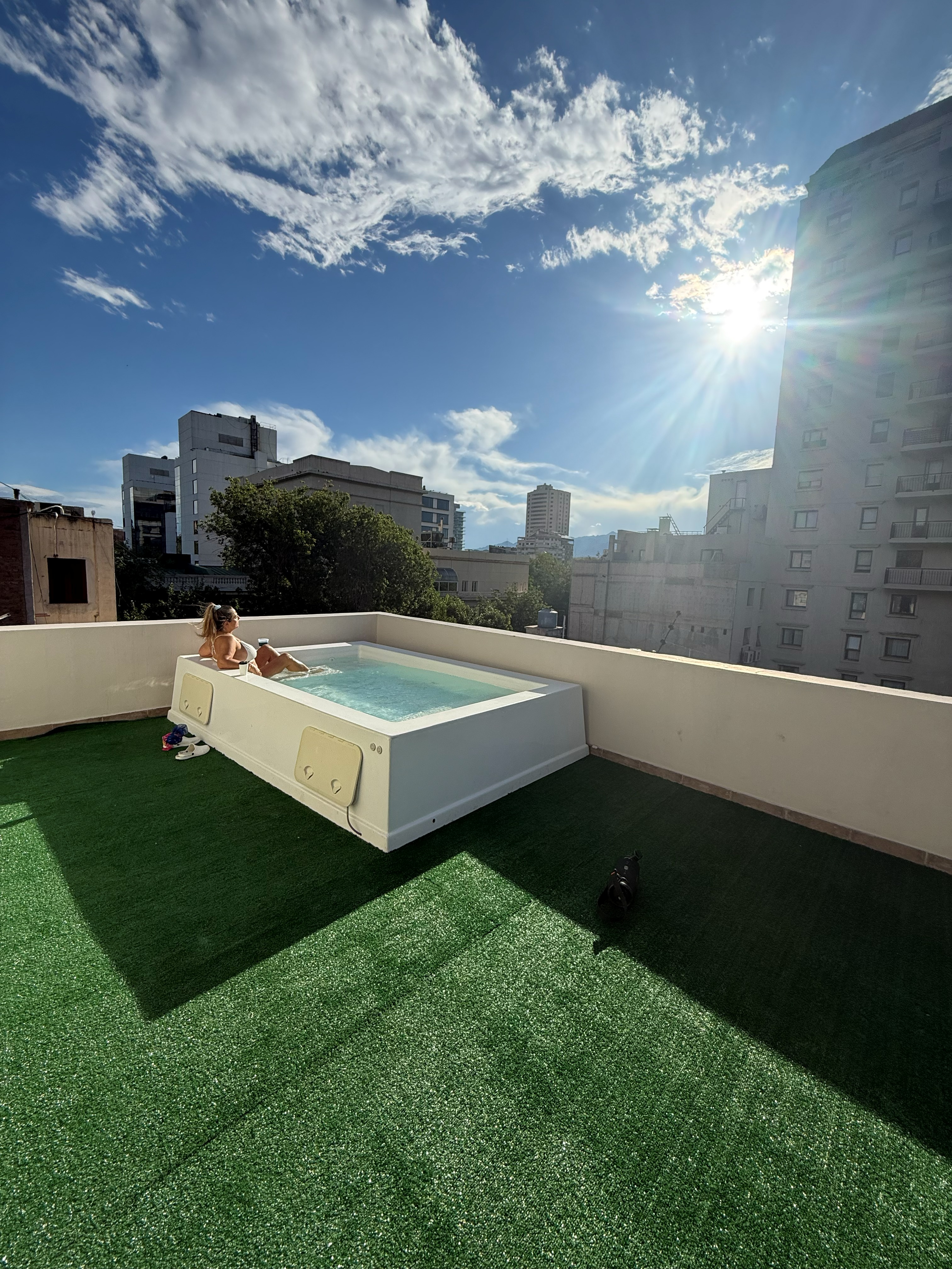 Pileta y jacuzzi en terraza del hotel